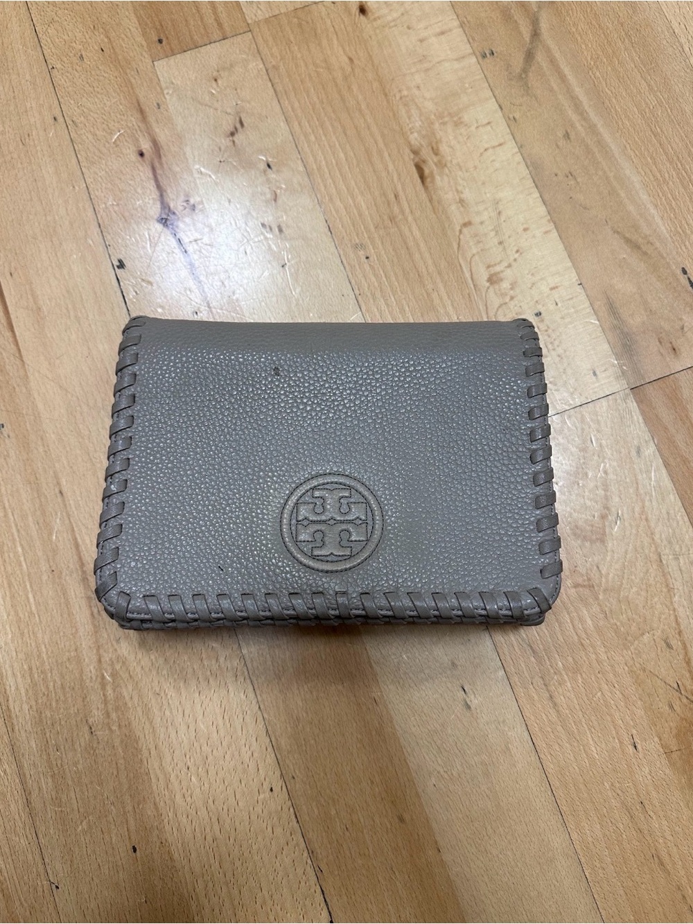 Tory Burch Pebbled Leather Bifold Wallet in Taupe with Whipstitch Trim
